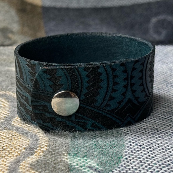 leather bracelet cuff custom lasered blue with tattoo - Picture 6 of 8